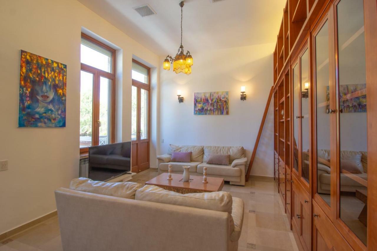 Art Apartment In Mamila 예루살렘 외부 사진